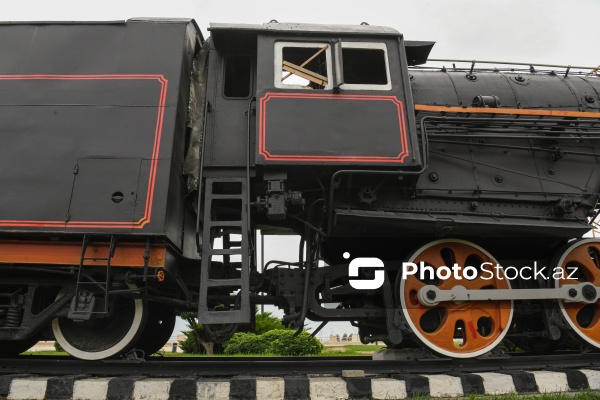 Bakı bulvarında sərgilənən nostalji buxar lokomotivi