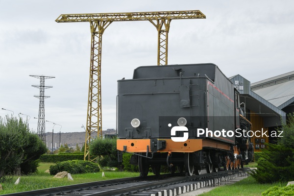 Bakı bulvarında sərgilənən nostalji buxar lokomotivi