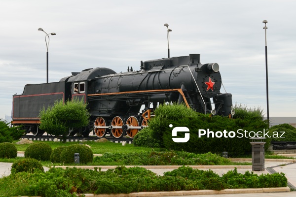 Bakı bulvarında sərgilənən nostalji buxar lokomotivi