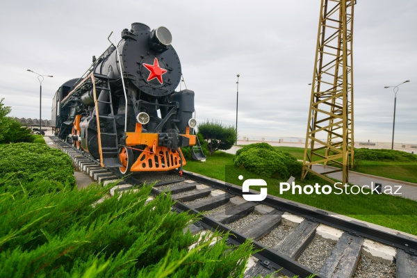 Bakı bulvarında sərgilənən nostalji buxar lokomotivi