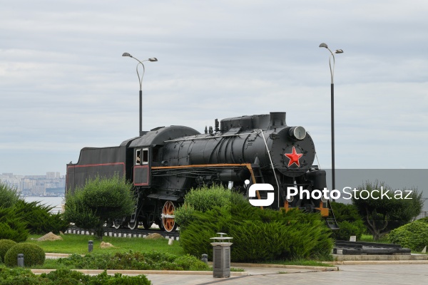 Bakı bulvarında sərgilənən nostalji buxar lokomotivi