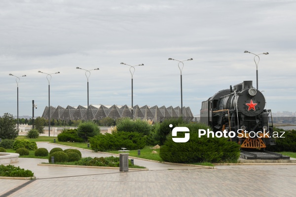 Bakı bulvarında sərgilənən nostalji buxar lokomotivi