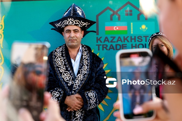 Bakıda Dənizkənarı bulvarda Qazaxıstan milli alaçığı