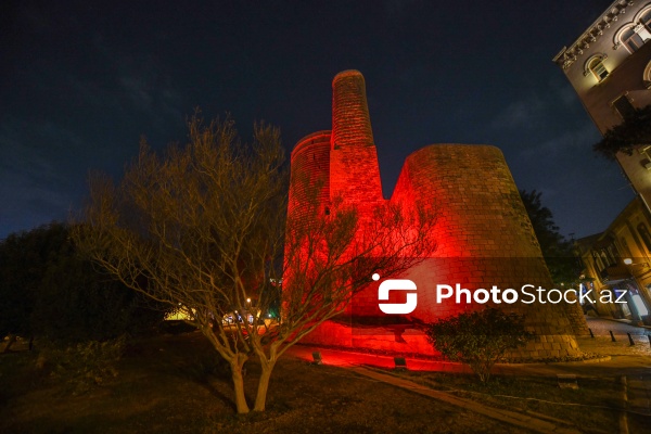 QİÇS-lə Mübarizə Günü ilə əlaqədar işıqlandırılan Qız Qalası