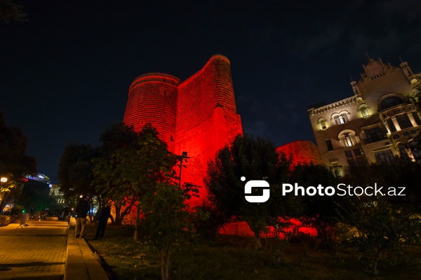 QİÇS-lə Mübarizə Günü ilə əlaqədar işıqlandırılan Qız Qalası
