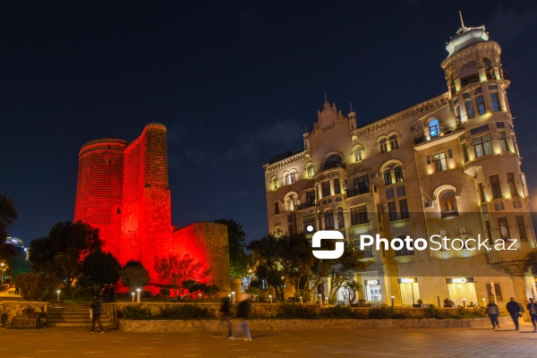 QİÇS-lə Mübarizə Günü ilə əlaqədar işıqlandırılan Qız Qalası