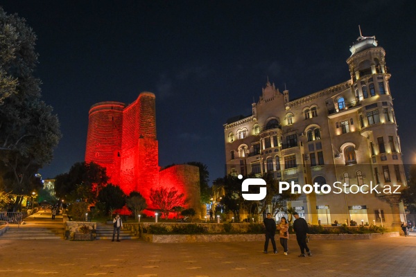 QİÇS-lə Mübarizə Günü ilə əlaqədar işıqlandırılan Qız Qalası