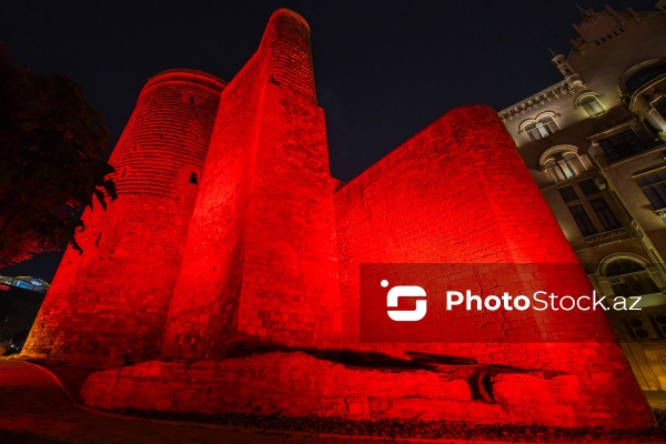 QİÇS-lə Mübarizə Günü ilə əlaqədar işıqlandırılan Qız Qalası