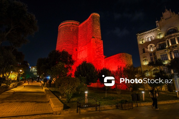 QİÇS-lə Mübarizə Günü ilə əlaqədar işıqlandırılan Qız Qalası