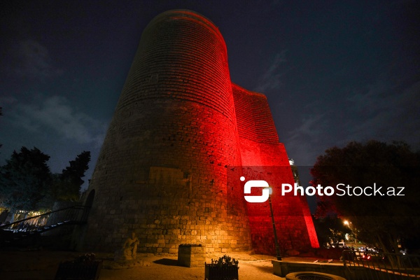 QİÇS-lə Mübarizə Günü ilə əlaqədar işıqlandırılan Qız Qalası