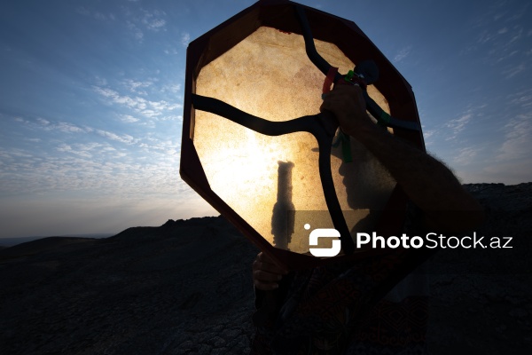 Qobustanda qamlama ayini keçirən şaman Tərlan Manafov