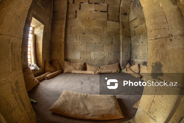 Qobustanda yerləşən XV əsrə aid Diri Baba türbəsi