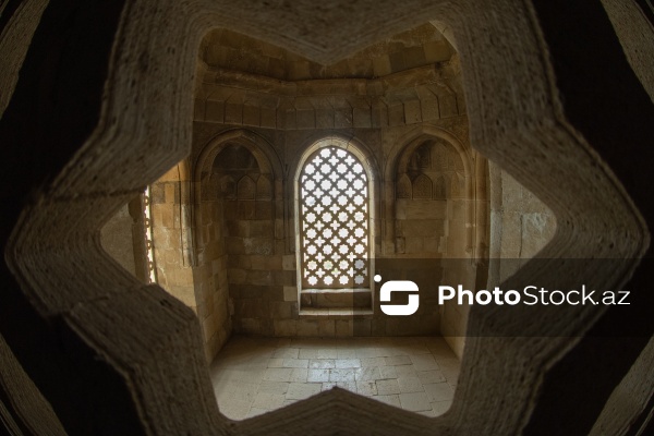 Qobustanda yerləşən XV əsrə aid Diri Baba türbəsi