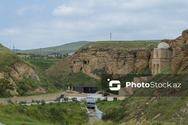 Qobustanda yerləşən XV əsrə aid Diri Baba türbəsi