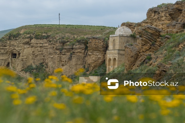 Qobustanda yerləşən XV əsrə aid Diri Baba türbəsi