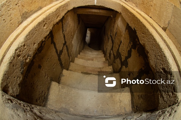 Qobustanda yerləşən XV əsrə aid Diri Baba türbəsi