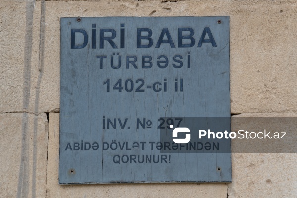 Qobustanda yerləşən XV əsrə aid Diri Baba türbəsi