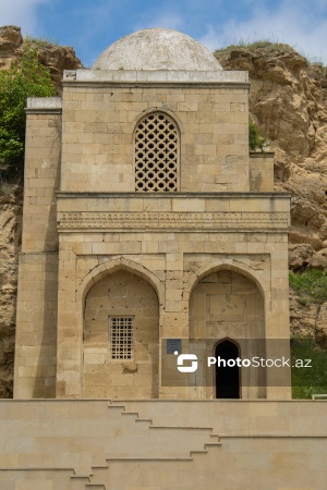 Qobustanda yerləşən XV əsrə aid Diri Baba türbəsi