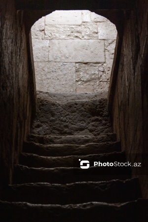 Qobustanda yerləşən XV əsrə aid Diri Baba türbəsi