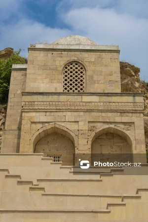 Qobustanda yerləşən XV əsrə aid Diri Baba türbəsi