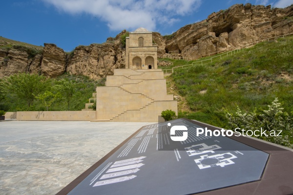 Qobustanda yerləşən XV əsrə aid Diri Baba türbəsi