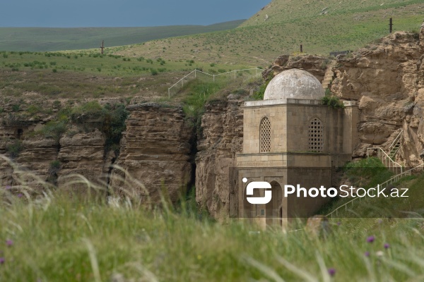 Qobustanda yerləşən XV əsrə aid Diri Baba türbəsi