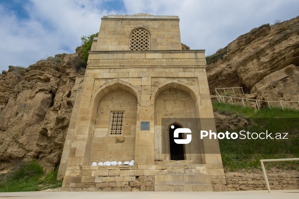 Qobustanda yerləşən XV əsrə aid Diri Baba türbəsi