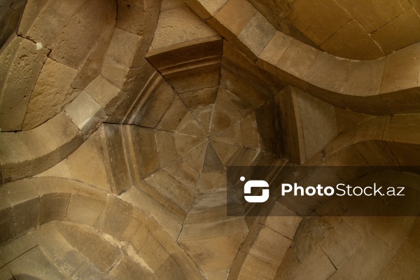 Qobustanda yerləşən XV əsrə aid Diri Baba türbəsi