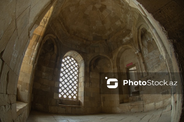 Qobustanda yerləşən XV əsrə aid Diri Baba türbəsi