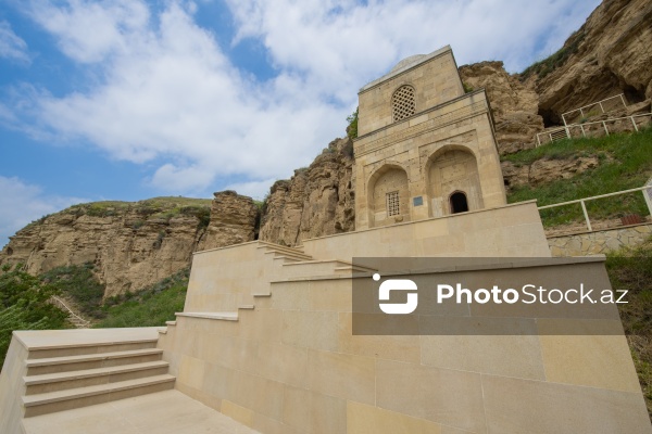 Qobustanda yerləşən XV əsrə aid Diri Baba türbəsi