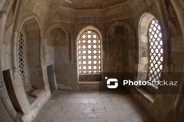 Qobustanda yerləşən XV əsrə aid Diri Baba türbəsi