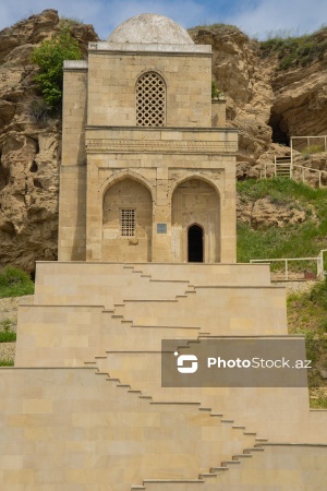 Qobustanda yerləşən XV əsrə aid Diri Baba türbəsi