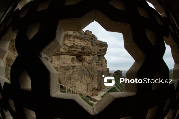 Qobustanda yerləşən XV əsrə aid Diri Baba türbəsi