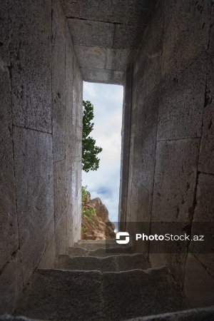 Qobustanda yerləşən XV əsrə aid Diri Baba türbəsi