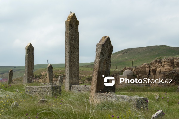 Qobustanda yerləşən XV əsrə aid Diri Baba türbəsi