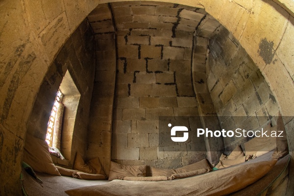 Qobustanda yerləşən XV əsrə aid Diri Baba türbəsi