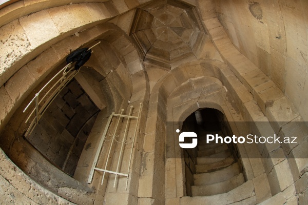 Qobustanda yerləşən XV əsrə aid Diri Baba türbəsi