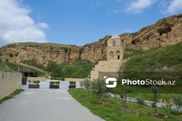 Qobustanda yerləşən XV əsrə aid Diri Baba türbəsi