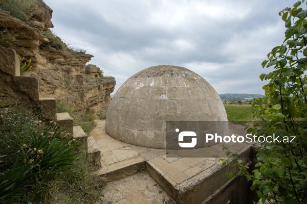 Qobustanda yerləşən XV əsrə aid Diri Baba türbəsi