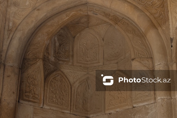 Qobustanda yerləşən XV əsrə aid Diri Baba türbəsi