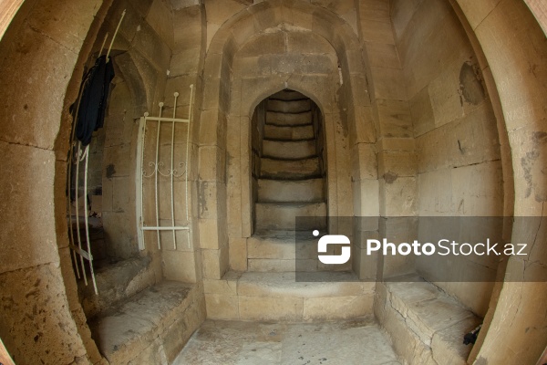 Qobustanda yerləşən XV əsrə aid Diri Baba türbəsi