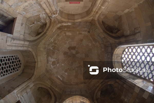 Qobustanda yerləşən XV əsrə aid Diri Baba türbəsi