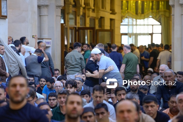 Qurban bayramı münasibətilə Əjdərbəy məscidində qılınan bayram namazı