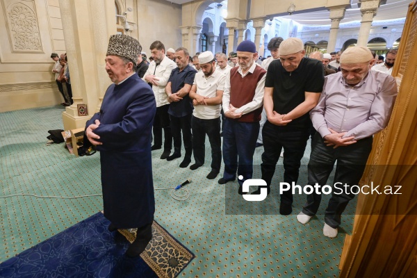 Qurban bayramı münasibətilə Əjdərbəy məscidində qılınan bayram namazı