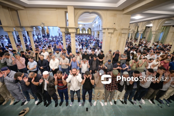 Qurban bayramı münasibətilə Əjdərbəy məscidində qılınan bayram namazı