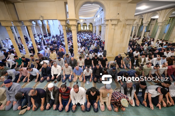 Qurban bayramı münasibətilə Əjdərbəy məscidində qılınan bayram namazı