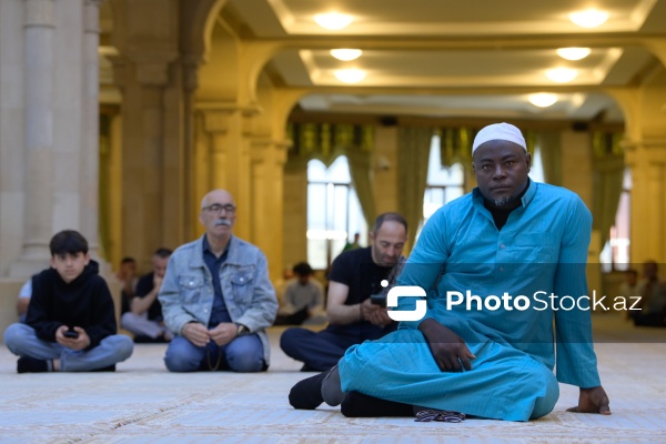 Qurban bayramı münasibətilə Əjdərbəy məscidində qılınan bayram namazı