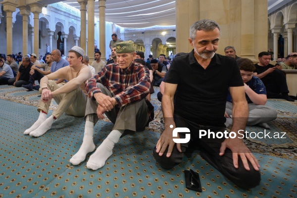 Qurban bayramı münasibətilə Əjdərbəy məscidində qılınan bayram namazı