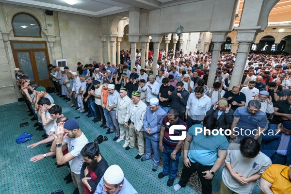 Qurban bayramı münasibətilə Əjdərbəy məscidində qılınan bayram namazı