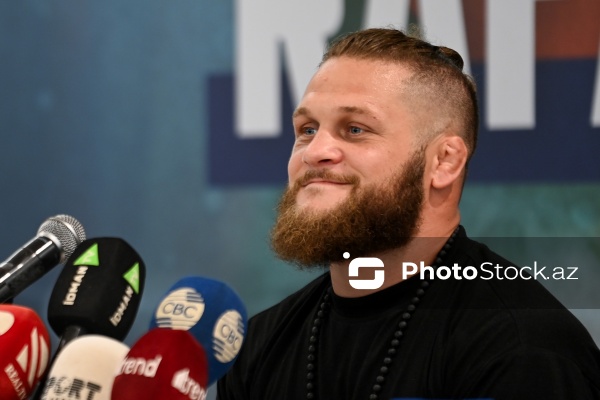 MMA döyüşçüsü Rafael Fiziyevin Bakıda baş tutan mətbuat konfransı
